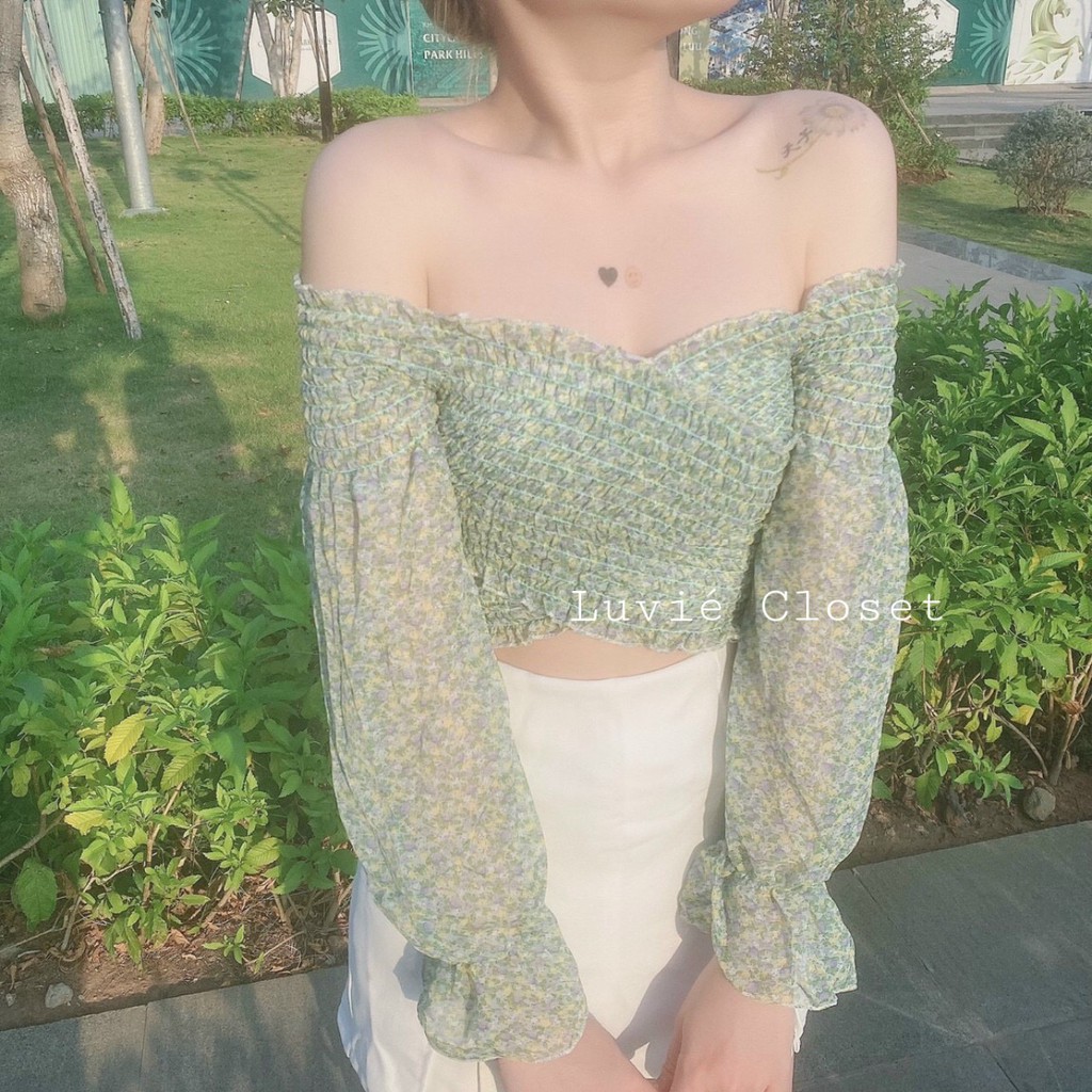 Áo croptop trễ vai nhún đắp chéo hoa nhí tay dài màu xanh lá - Luvie