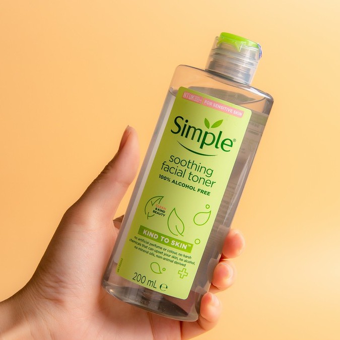 Nước hoa hồng Simple Kind to Skin Soothing Facial Toner làm sạch da