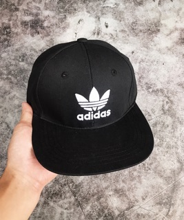 Snapback đen logo thêu