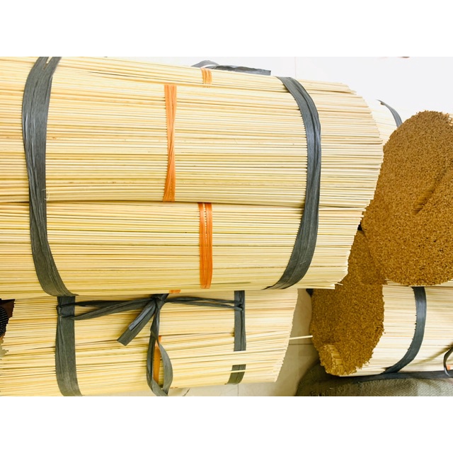 Que xiên thịt nướng xúc xích bằng tre