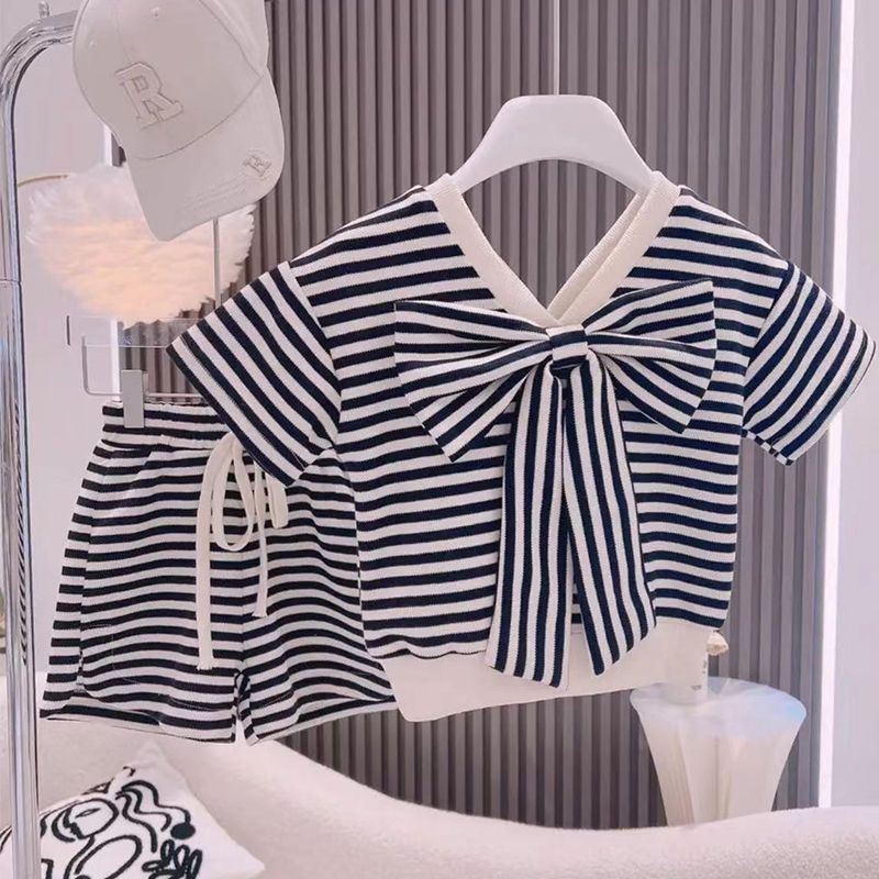 Set Áo Thun Ngắn Tay Cổ Chữ v Và Quần Short Ống Rộng Họa Tiết Kẻ Sọc Phong Cách Hàn Quốc Thời Trang Mùa Hè Cho Bé Gái