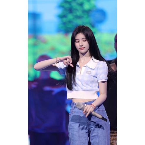 Áo len crotop có cổ hoạ tiết ô vuông so le Cúc Tịnh Y