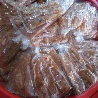 Bánh tráng muối tôm cuốn hành phi