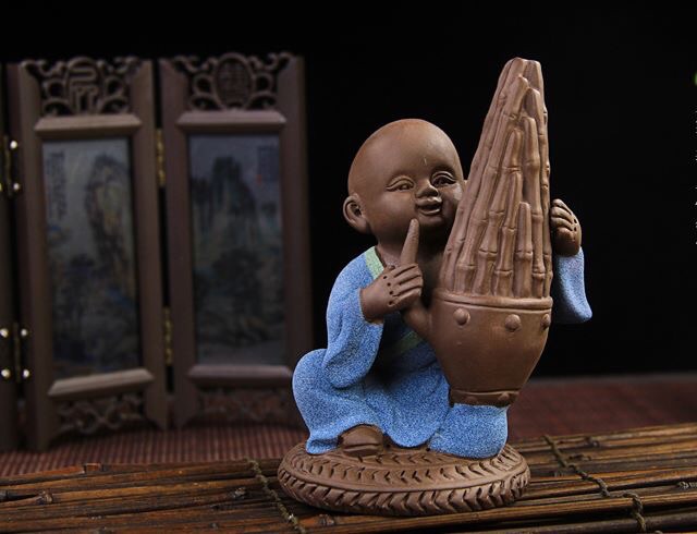 4 chú tiểu đánh đàn