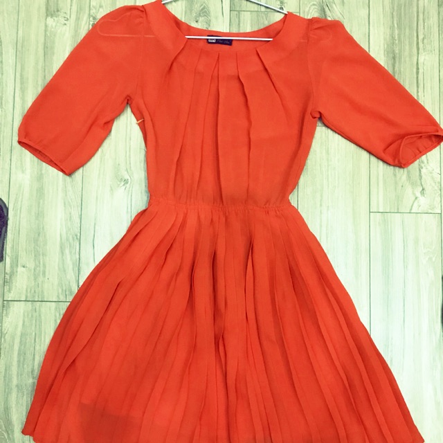 Váy xếp ly màu cam