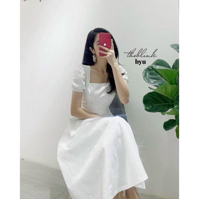 Đầm trắng xoè cổ U dây eo.