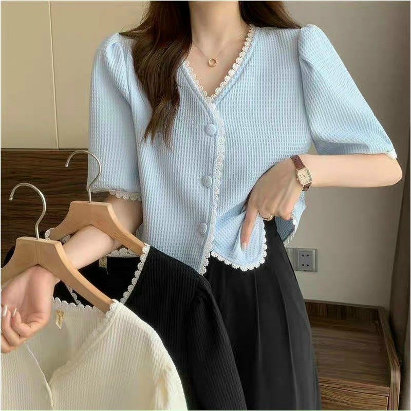 Áo Sơ Mi Thun Gân Cổ Trái Tim Gài Nút Tay Ngắn Kèm Viền Ren Xinh Xắn TTSLA0906