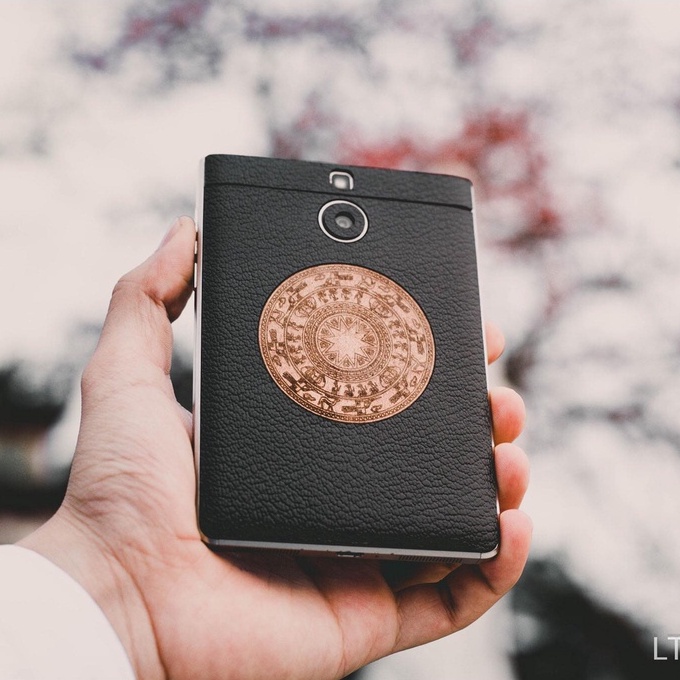 Miếng dán da điện thoaiBlackBerry Passport Silver –  Da bò thật 100% - chính hãng Nét Đẹp Tinh Tế