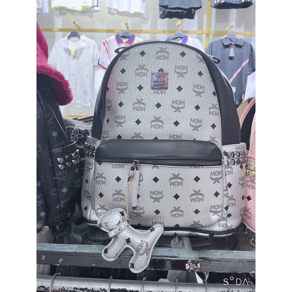 Móc khóa hình chú chó in logo MCM dễ thương