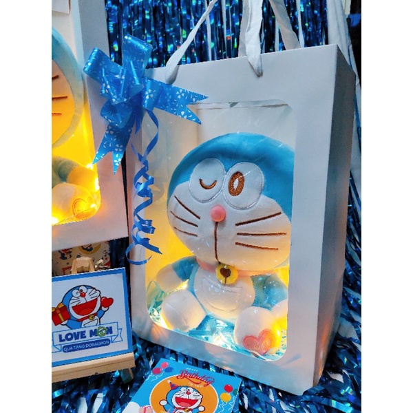 ] GẤU BÔNG DORAEMON KÈM TÚI GIẤY KÍNH DỄ THƯƠNG