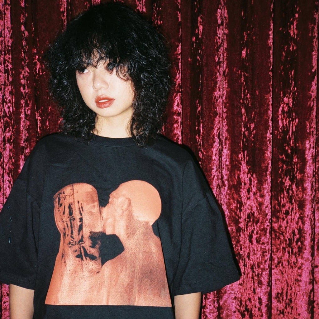 Áo Thun Đen Unisex KISS AND TELL 100% Cotton | BigBuy360 - bigbuy360.vn