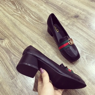 GIÀY LƯỜI G.C ĐAI ĐỎ KHOÁ ĐỒNG GÓT LOE 5cm