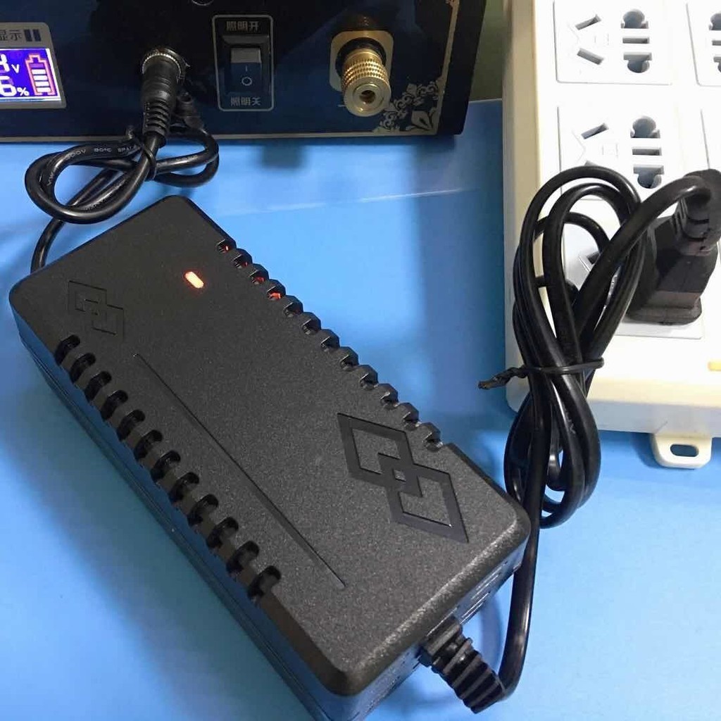 có quạt 12.6V5A6A bộ sạc pin lithium 12V 3A 4A polymer 18650