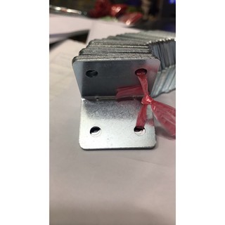 KE GÓC SẮT VUÔNG 32 X 25 X 25 X 1.2 ( 1 BÓ = 50C )