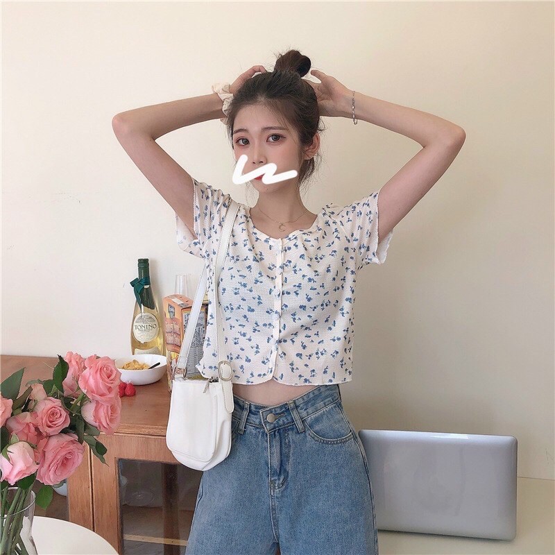Áo croptop bông hoa nhí trắng, đính nút vẹt ngang🌼🌼mặc fom suông và ôm đều đẹp | BigBuy360 - bigbuy360.vn