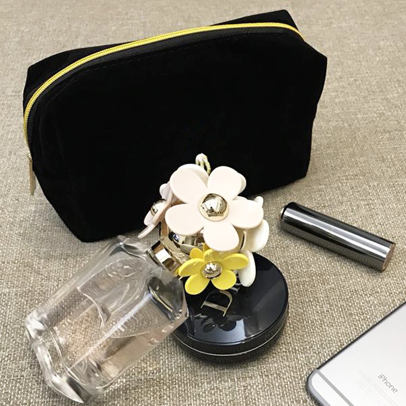 Túi Đựng Mỹ Phẩm Hình Tam Giác Bằng Nhung Đen Sang Trọng