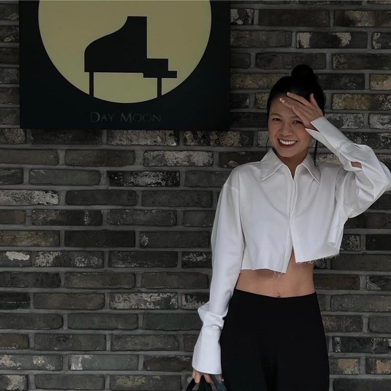𝐀𝐌𝐄𝐄 𝐓𝐎𝐏 - Sơ Mi Crop Top Xé Lai ( ảnh chính chủ )