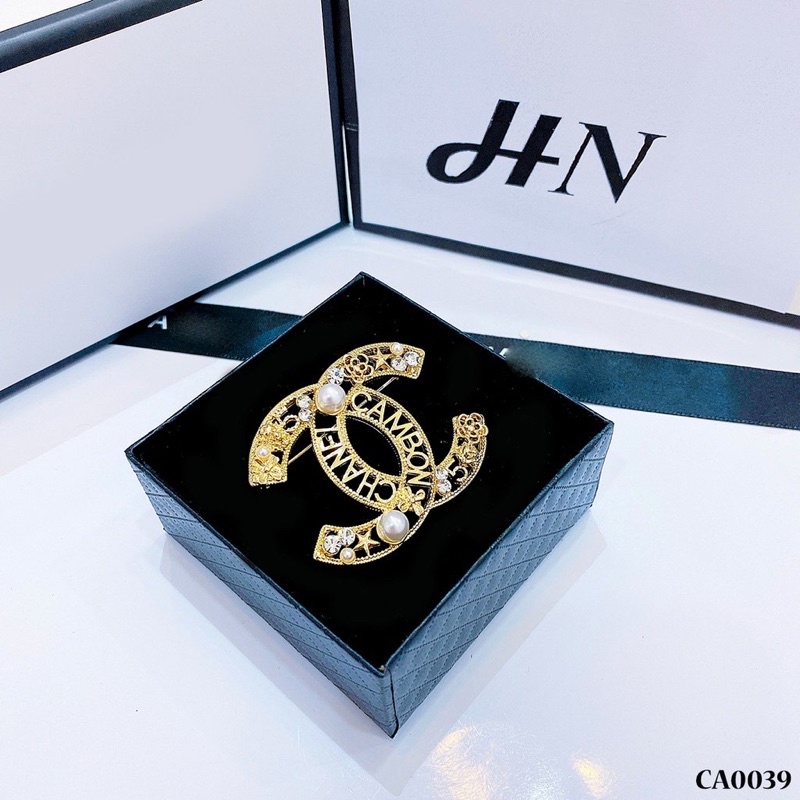 cài áo chanel đính hạt trai