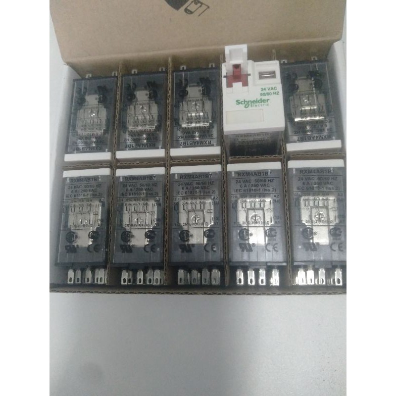 Rolay trung gian 14 chân Schneider RXM4AB1B7 có đèn báo, có nút test nguội