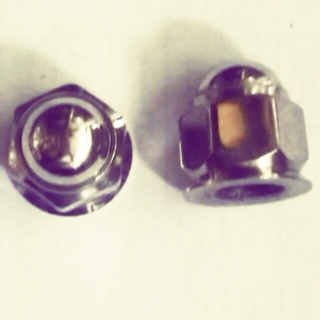 Ốc đầu tròn inox .6ly x 4 con...