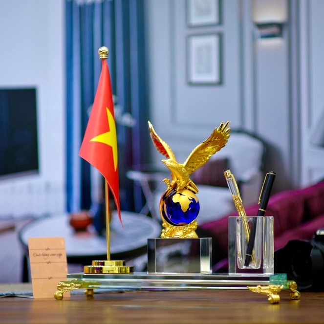 Hộp Đựng Bút Doanh Nhân Đại Bàng VIP có Cờ, Chất Liệu Đồng Mạ Vàng và Pha Lê K9 Cao Cấp, Hộp Bút Để Bàn, Quà Tặng Sếp