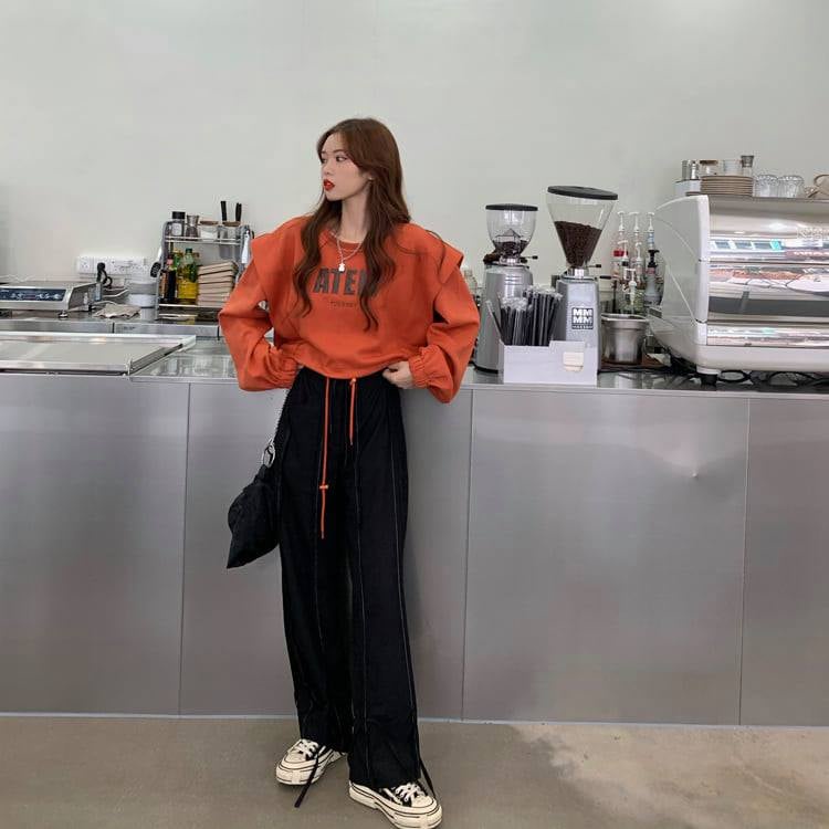 Áo croptop dài tay nỉ ATEL rút gấu tay phối bèo phom rộng dáng suông cực xinh | BigBuy360 - bigbuy360.vn