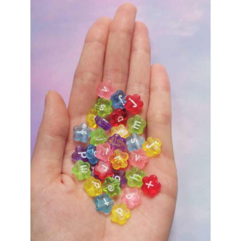 Hạt nhựa chữ cái hình hoa 4.5x11mm màu trong xỏ lỗ 2 đầu