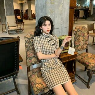 Váy cổ tàu cách tân của Lan Lê