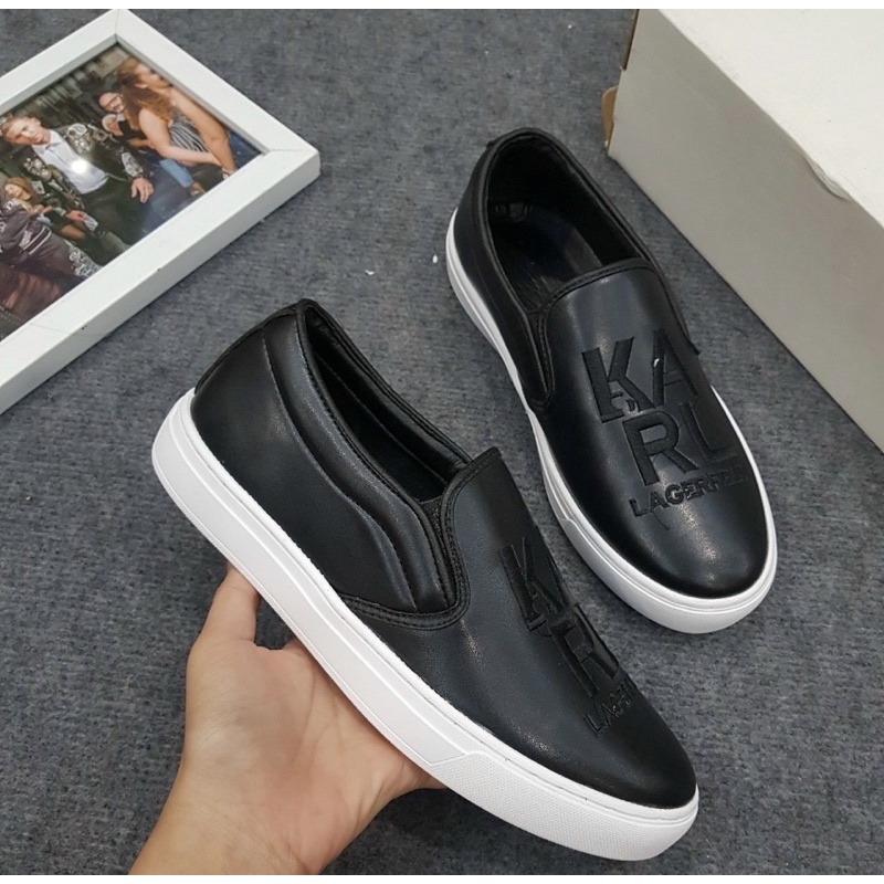 Giầy sục slip on nam có hoạ tiết chữ chìm đế trắng, Giầy nam phong cách trẻ trung btshop từ 38 đến 42