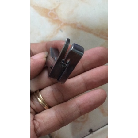 Chân vịt tra cổ áo sơ mi mã P778