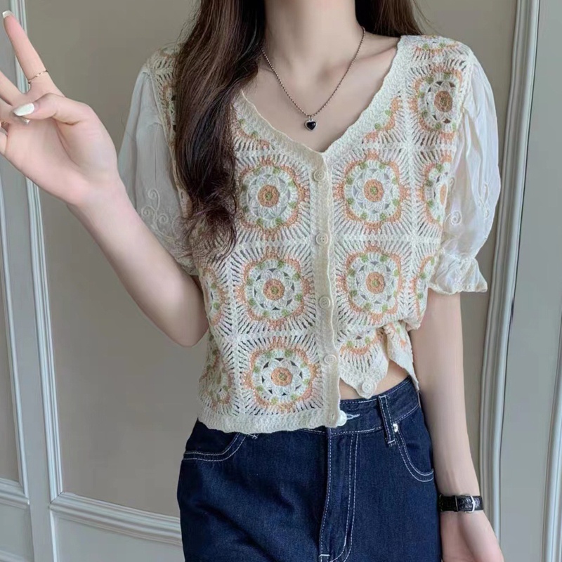 Áo Croptop Ngắn Tay Cổ Chữ V Thêu Họa Tiết Hoa Phối Nút Cài Phong Cách Pháp Cổ Điển Cho Nữ