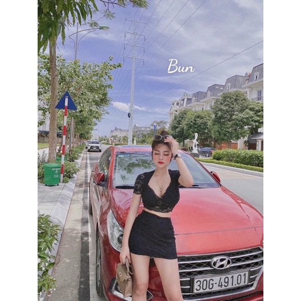 Set áo ren cổ V + chân váy ngắn