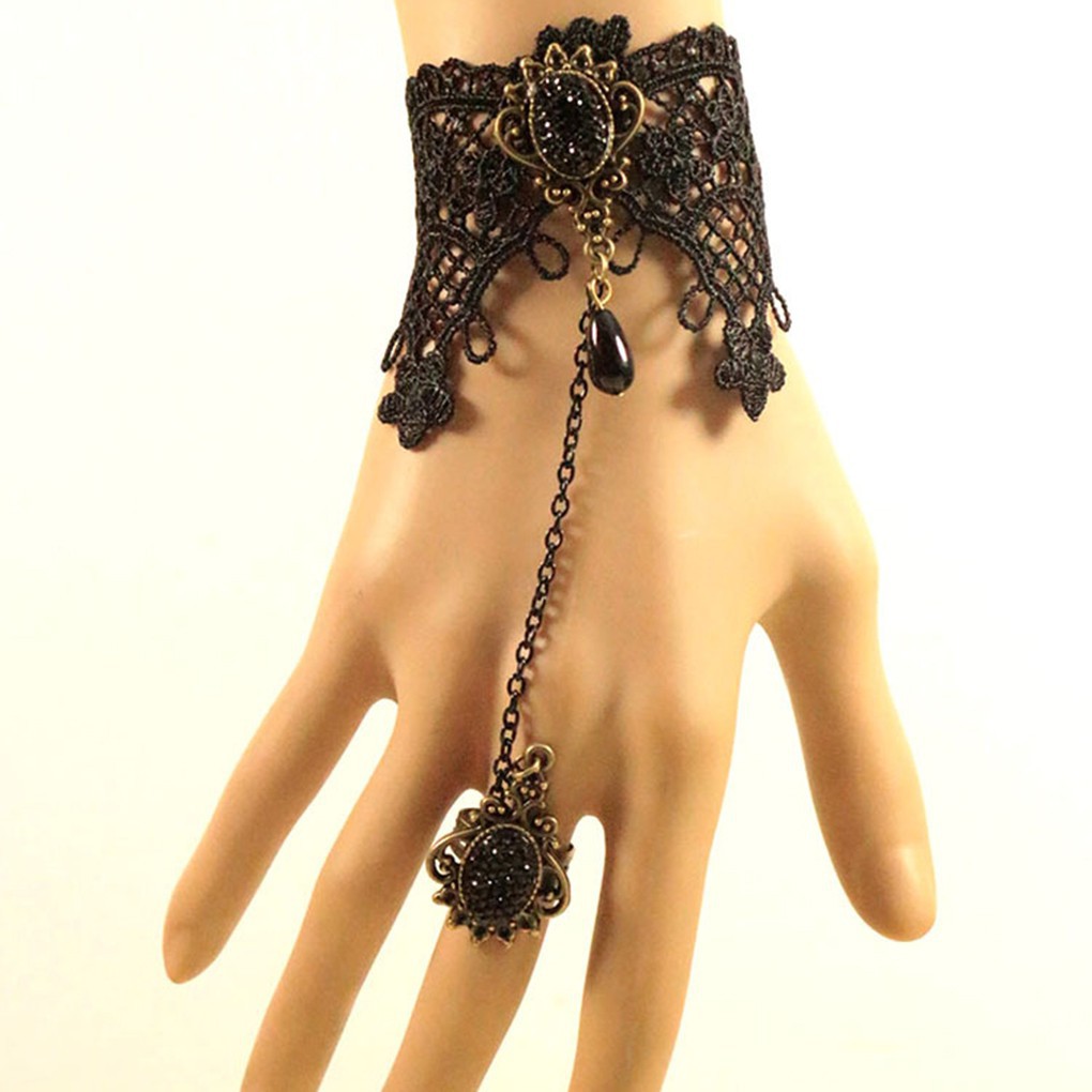 Vòng tay thiết kế ren màu đen kết hợp cùng nhẫn có đính đá phong cách quyến rũ | BigBuy360 - bigbuy360.vn