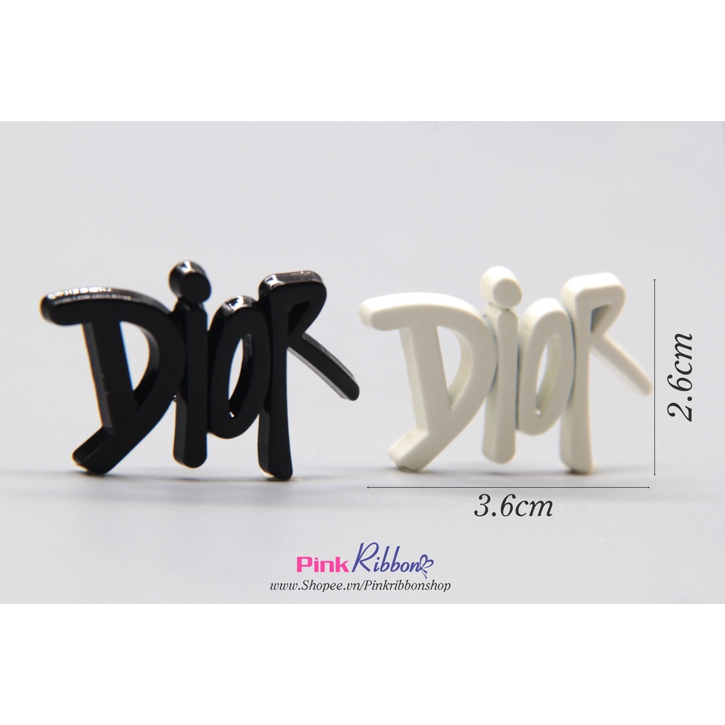 Charm chữ D10R đen-trắng
