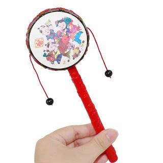 Đồ chơi xúc xắc và trống nhỏ cầm tay cho bé.