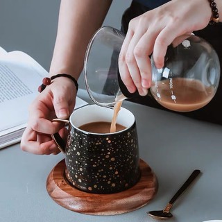 Cốc sứ hoạ tiết chấm bi vàng (kèm nắp và thìa)