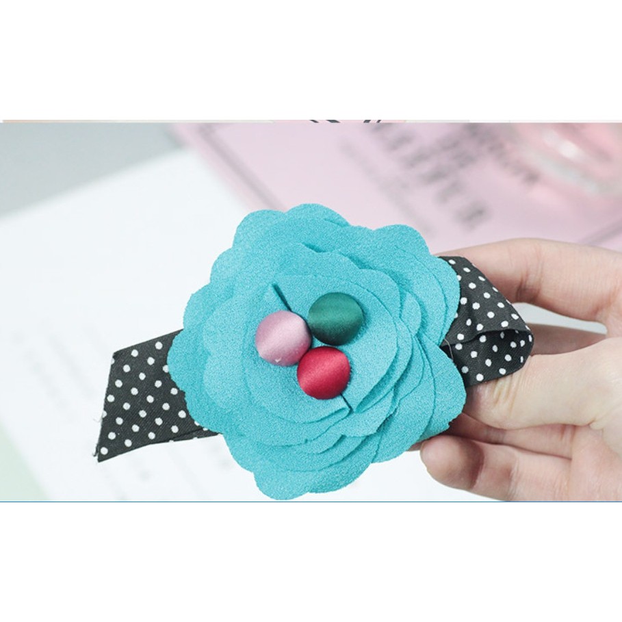 Combo 4 kẹp tóc gắn bông hoa màu xanh. Giá 39k/4 cái. Mẫu đẹp y hình vì hình shop tự chụp nha các bạn. Hàng luôn có sẵn