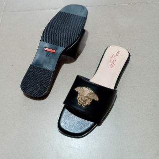 Dép lê versace