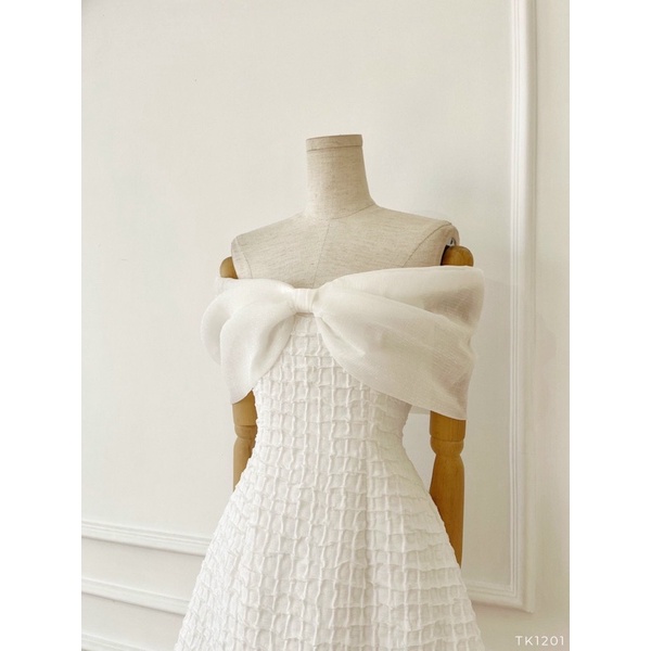 Đầm xoè trễ vai phối nơ hình thật