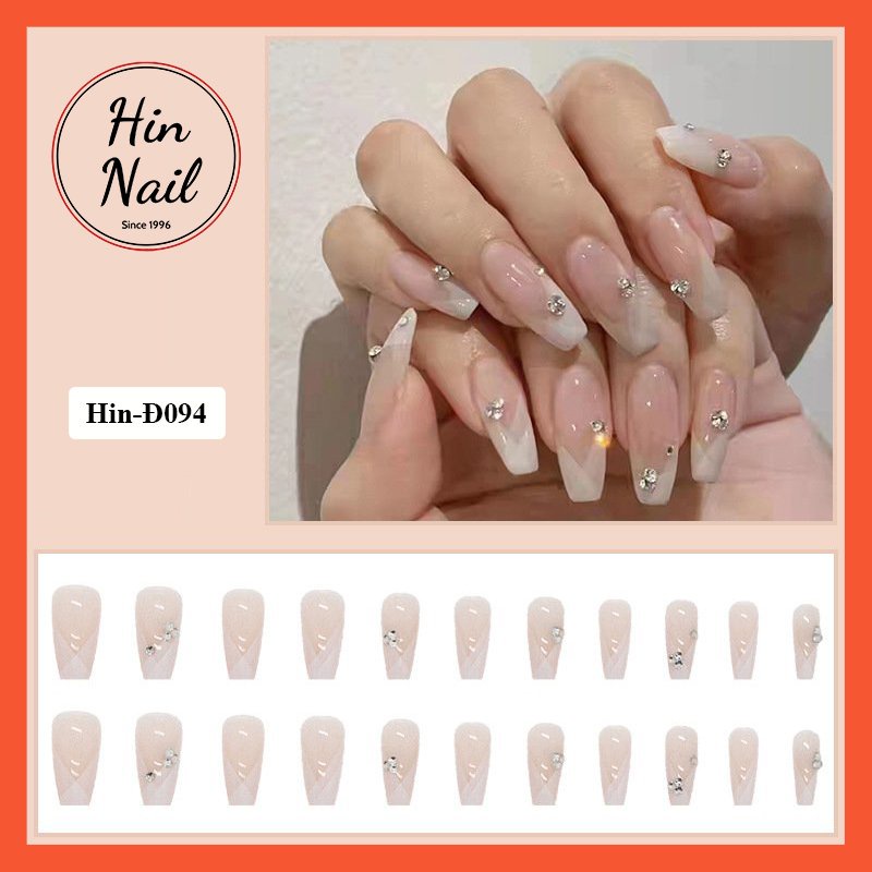 Móng tay giả đính đá nail box Hin nail form viền trắng