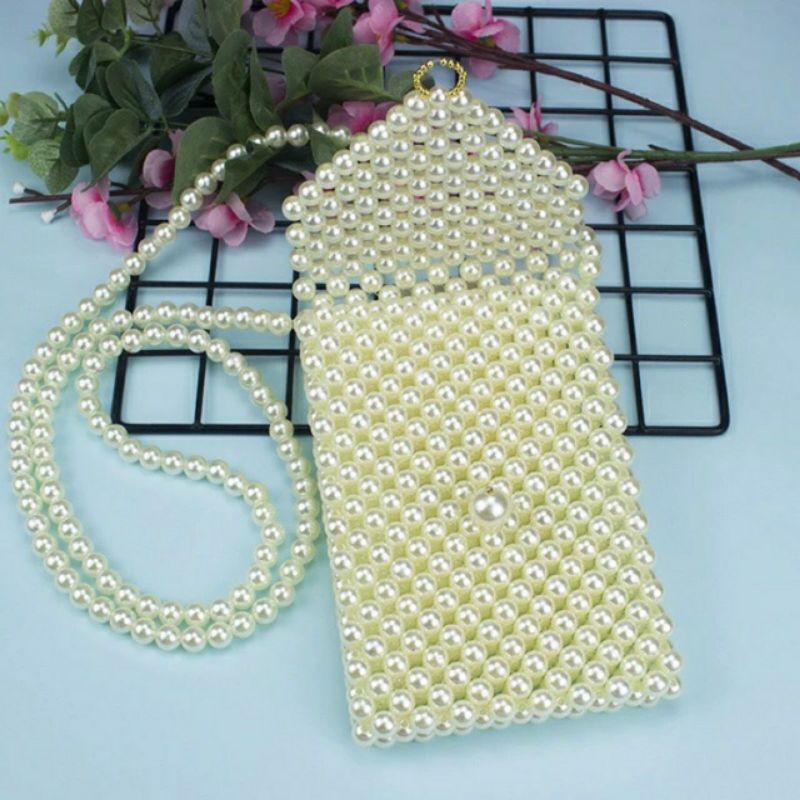 Túi xách đeo chéo dáng dài kết hạt cườm giả ngọc trai