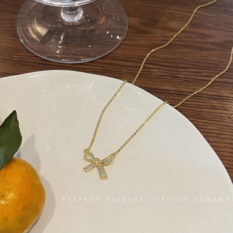 Vòng cổ dây xích gắn nơ vàng dính đá zircon sang trọng