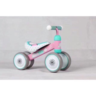 Xe cân bằng Microbike với khung xe chắc chắn, siêu nhẹ phù hợp để bé từ 1 tuổi trở lên rèn luyện thể chất giúp bé tự tin