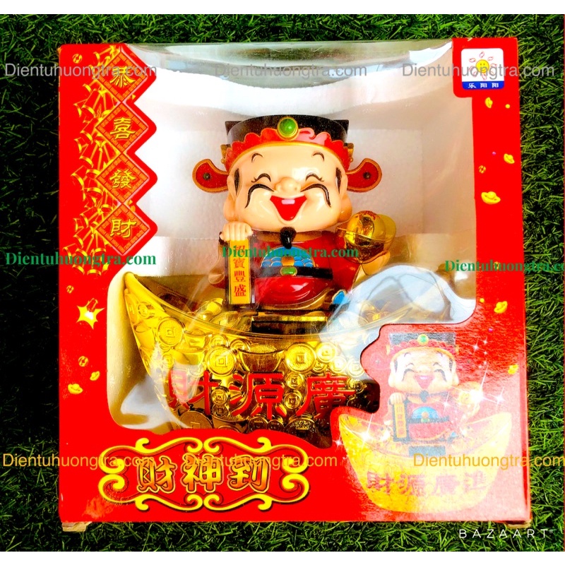Thần Tài ngồi thỏi vàng gật đầu rứơc may mắn, chào khách vào nhà