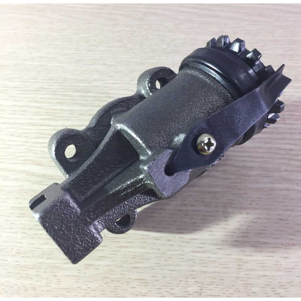 Bơm dầu bánh trước  CA1049 loại có và không xả, F28, Đk mâm F40, 4 lỗ M8 tâm lỗ 38*51, lỗ dầu M10, 1 đầu răng