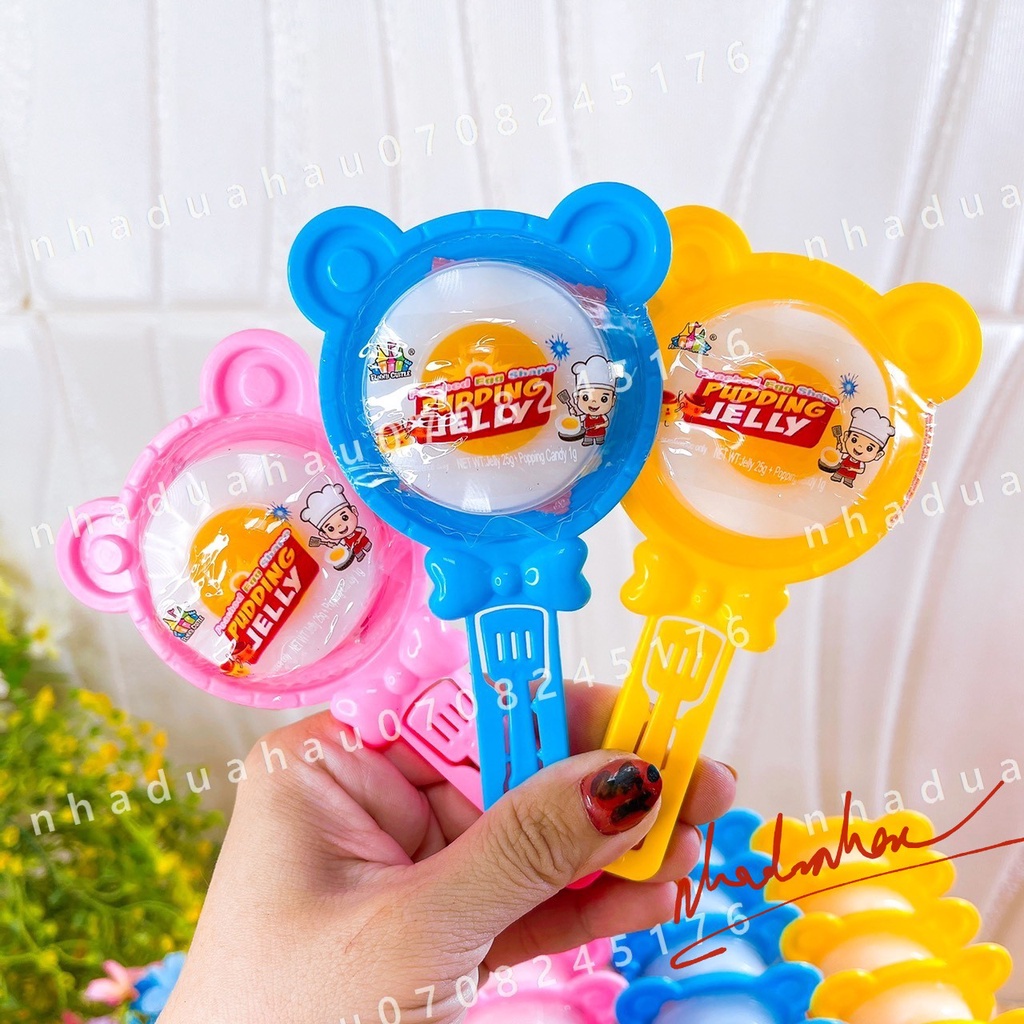 Một lốc gồm 30 cái thạch chảo pudding kem trứng kèm kẹo nổ xèo xèo vui vẻ cho bé Hongkong cái lớn 26gam