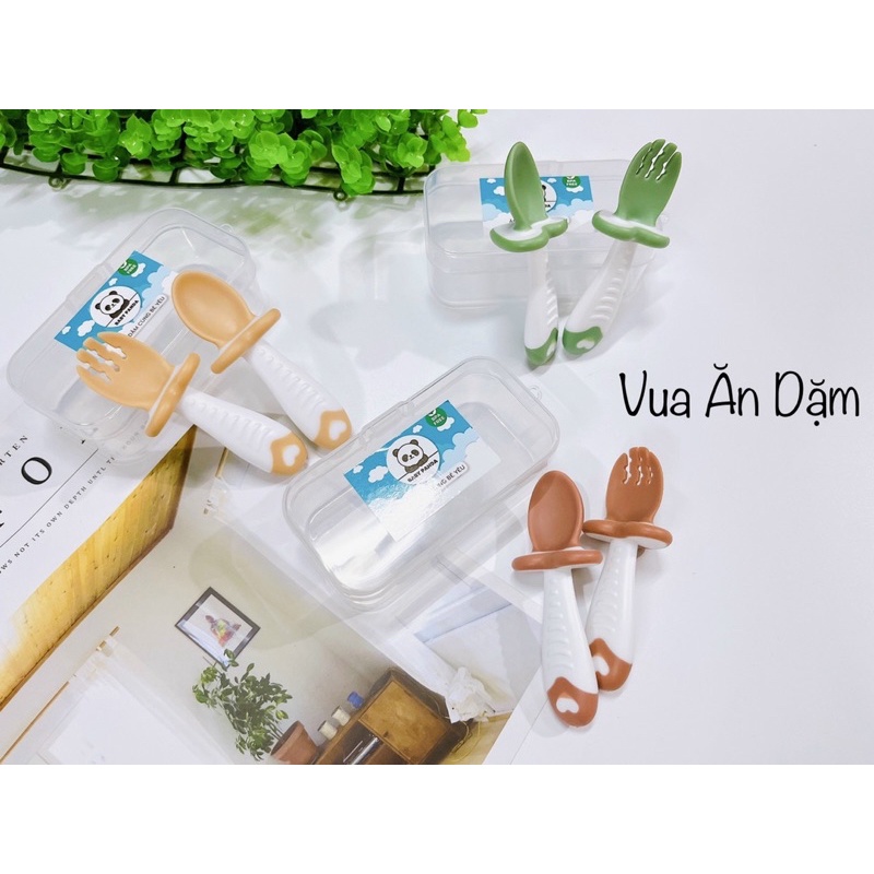 Set Thìa Nĩa Silicon Baby Panda có ngáng chóng hóc cho bé ăn dặm (kèm hộp đựng)