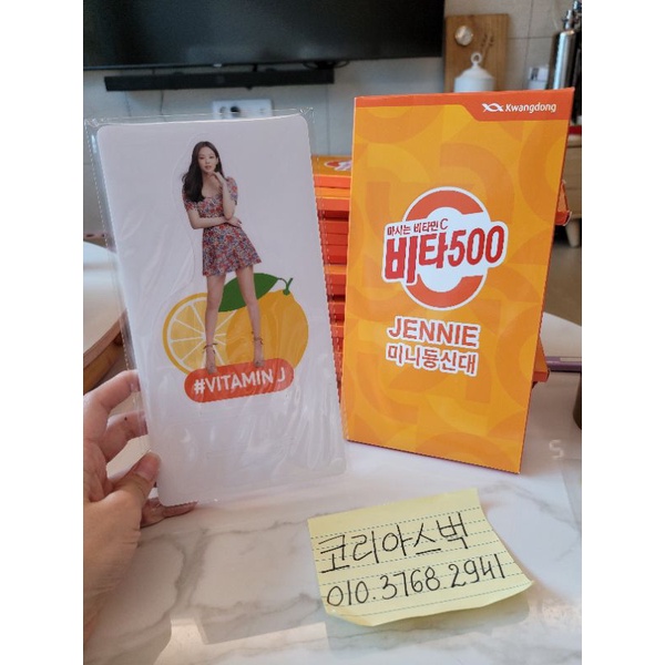 MÔ HÌNH MINI ĐỂ BÀN CỦA JENNIE BLACKPINK × VITA 500 (MINI STANDEE)