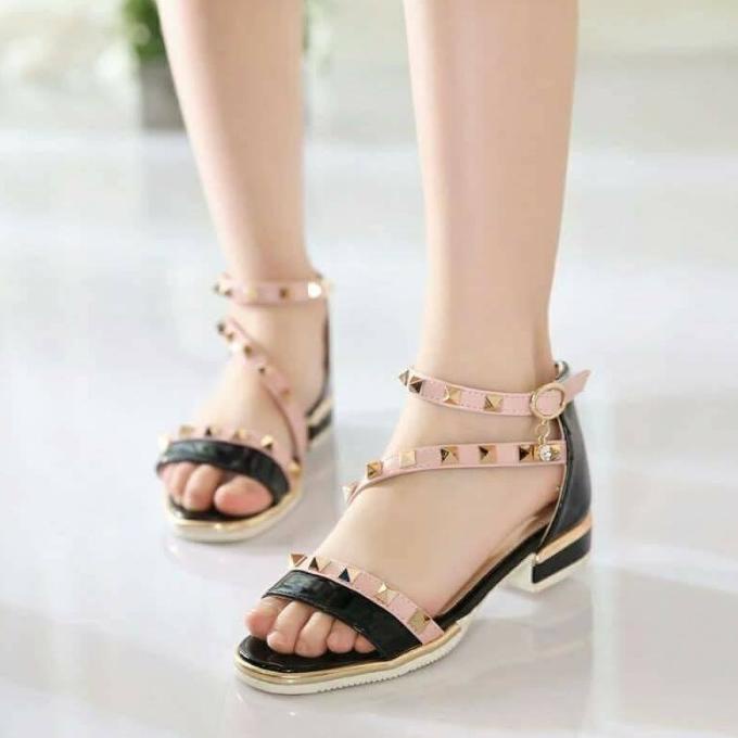 Giày Sandal Đính Đinh Tán Cá Tính Cho Bé