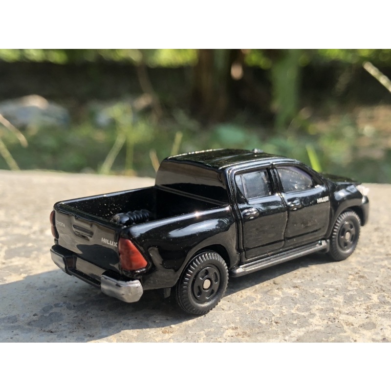 Xe mô hình Tomica số 67 Toyota Hilux, Tem 2021, Hàng chính hãng, thương hiệu Nhật, sản xuất Việt Nam